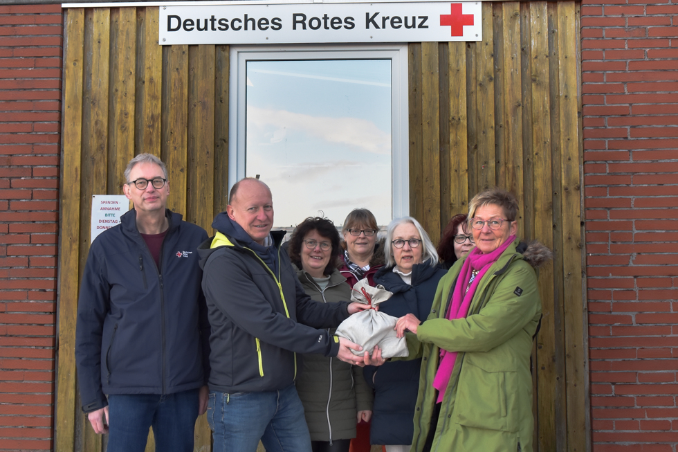 Spende für eine gute Sache: (von links) Sievert Hohmann (Verwaltung Kreisverband DRK), Matthias Fühner und Ute Schade von der Mitarbeitervertretung des Borromäus Hospitals, Helen Reiners (katholische Seelsorge), Susanne Eggert (evangelische Seelsorge), Martina Menken (DRK) und Angelika Siemer (Leiterin „Haus Deichstraße)