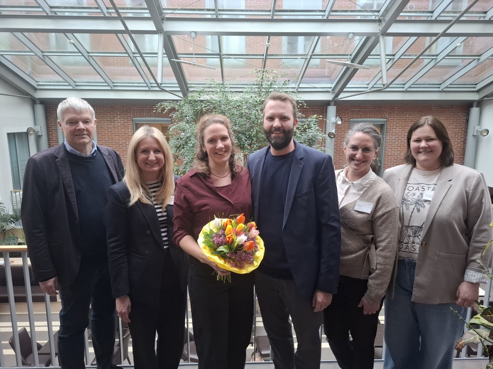 Begr&uuml;&szlig;ung des neuen Chefarztes: (von links) Pastor Thomas Burke (Vorsitzender St. Bonifatius Hospitalgesellschaft), Sarah Sebeke (Krankenhausleitung Borrom&auml;us Hospital), Dr. Benjamin Meyknecht (Chefarzt der Abteilung Unfall- und Wiederherstellungschirurgie) mit Ehefrau Janina Meyknecht sowie die Pflegedienstleitungen Philine Popken de Freyle und Nina Blanke-Buretzek.